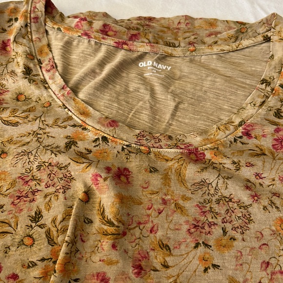 Women’s plus size tops in print color from old Navy. 2 tops size 2x - Picture 3 of 3